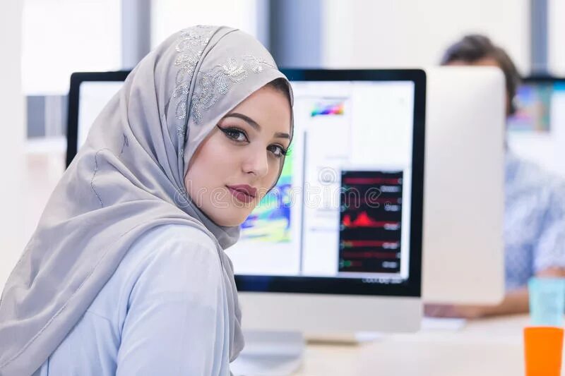 Арабская электронная группа. Женщины в хиджабах офисе. Хиджаб в офисе. Арабская женщина бизнес. Девушка в хиджабе в офисе.