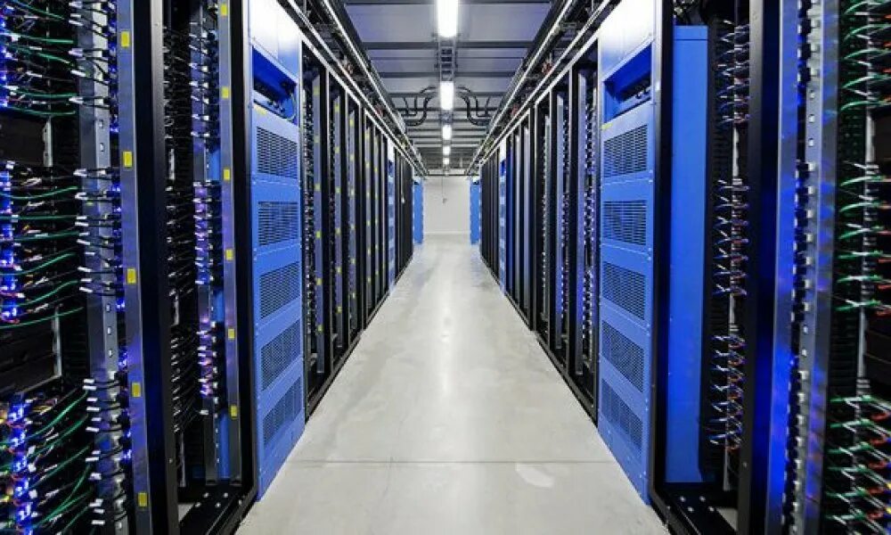 сервер в офисе. сервер. москва м9 дата центр. важный сервер. монтаж сети лвс.