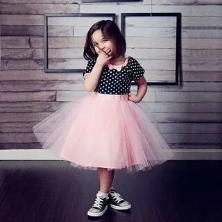 Үш қара жігіт жас әйелді сипалайды