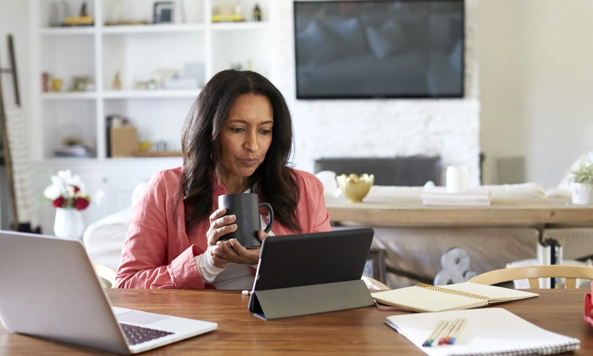 People work at home. Работа на дому для женщин. Женщина на работе.