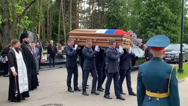 НЕВОЗМОЖНО СДЕРЖАТЬ СЛЁЗ! Диана Гурцкая беспрерывно рыдала у могилы Петра Кучере
