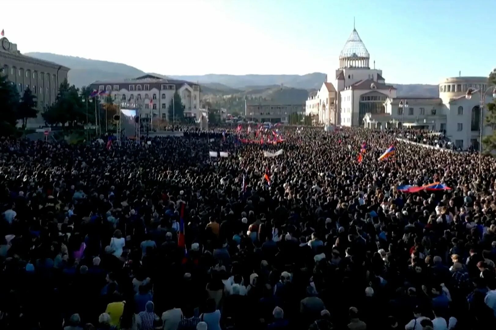 Говорит ереван. Степанакерт Армения. Арцах Степанакерт. Митинг в Степанакерте 1988. Площадь Возрождения Степанакерт.