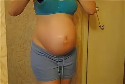 Беременные с выпуклым пупком. Беременный живот 9 месяц растяжки. Темный круг вокруг пупка. Пупок на 30 неделе беременности.