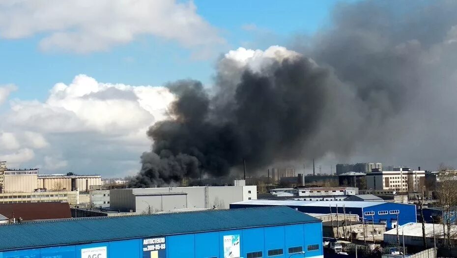 Склад вб в санкт петербурге горит. Пожар в санкт-петербурге. пожар в санкт-петербурге сейчас в невском районе. пожар в спб сейчас в невском районе. пожар в санкт-петербурге сейчас в невском районе на большевиков.