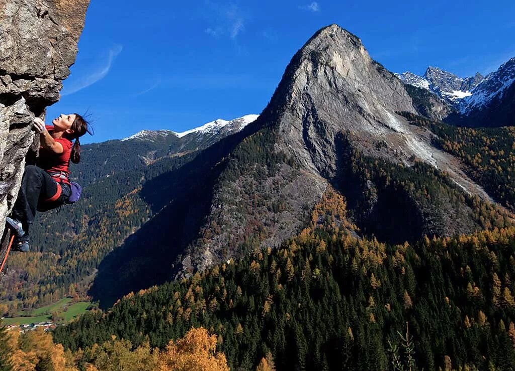 Скалолазание над водой. Climb around. Скалолаз. Лазание по горам. Туризм скалолазание.