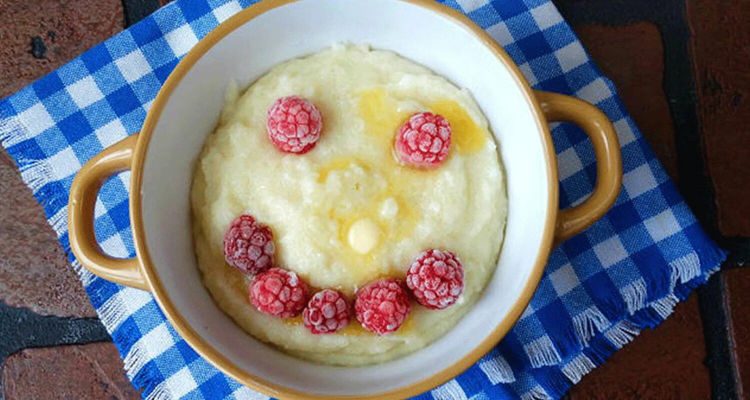 Манная каша с ягодами. Манная каша без комочков. Манная каша с утра. Манка на завтрак. Манная каша на молоке.