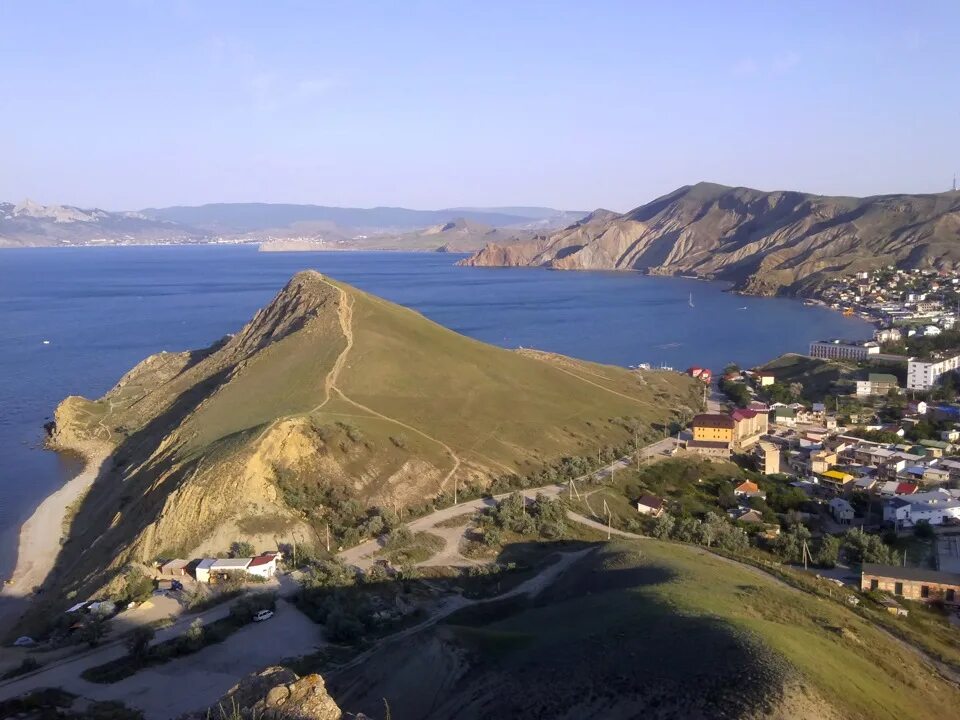 Погода в орджоникидзе красноярский. Орджоникидзе гора. Посёлок Орджоникидзе Крым. Горы вокруг Орджоникидзе Крым. Орджоникидзе Крым горы обрамляющие посёлок.