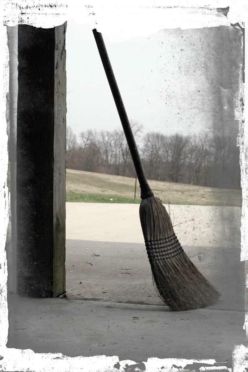 дворник с метлой. дворник подметает. мети метла. новая метла по новому метет продолжение пословицы. мети метла.