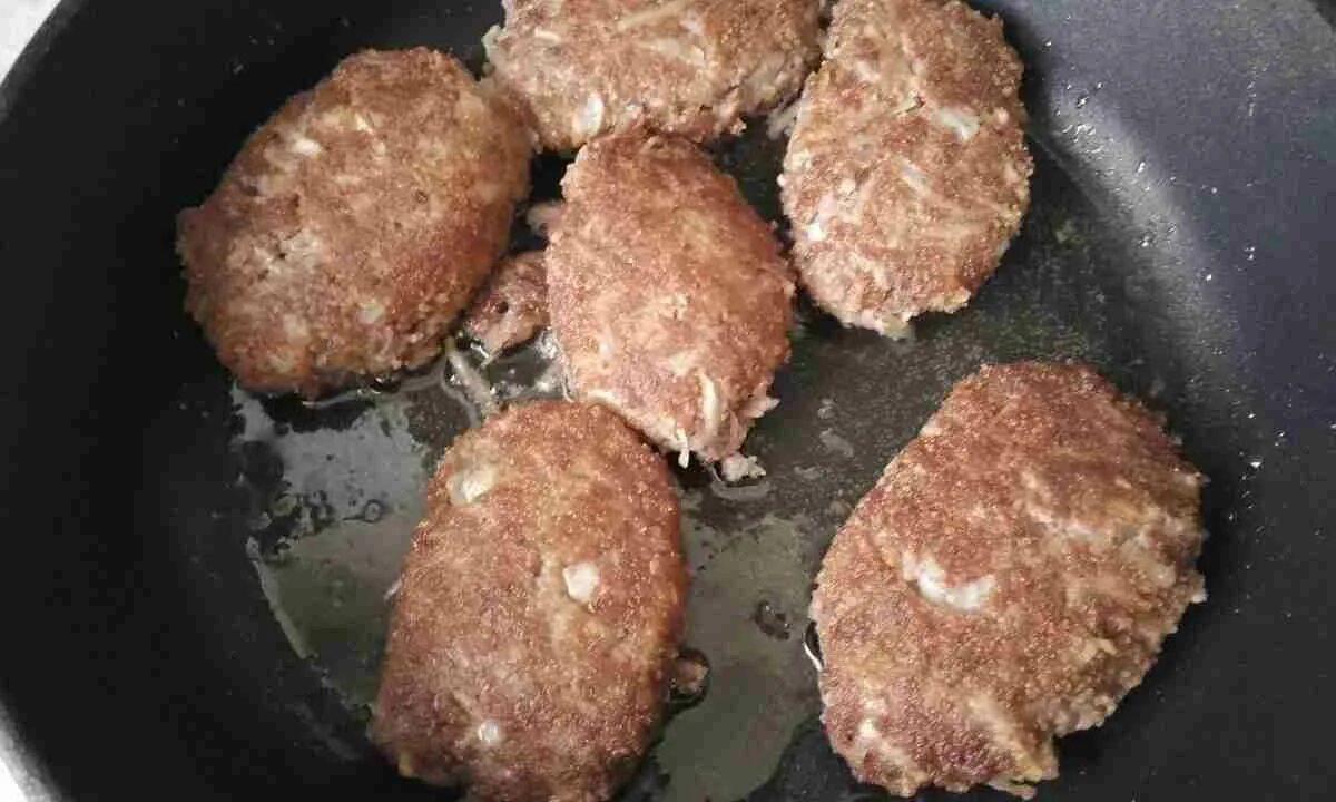 Как правильно пожарить котлеты на сковороде полуфабрикаты. Жареные котлеты на сковороде. котлеты на пергаменте на сковороде. жаркая котлеты. котлеты жареные фото.