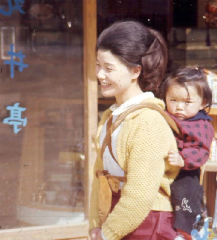 Мама и ребенок Япония. Мать в Японии. Ребёнок японец с мамой. Японцы Старшие и младшие.