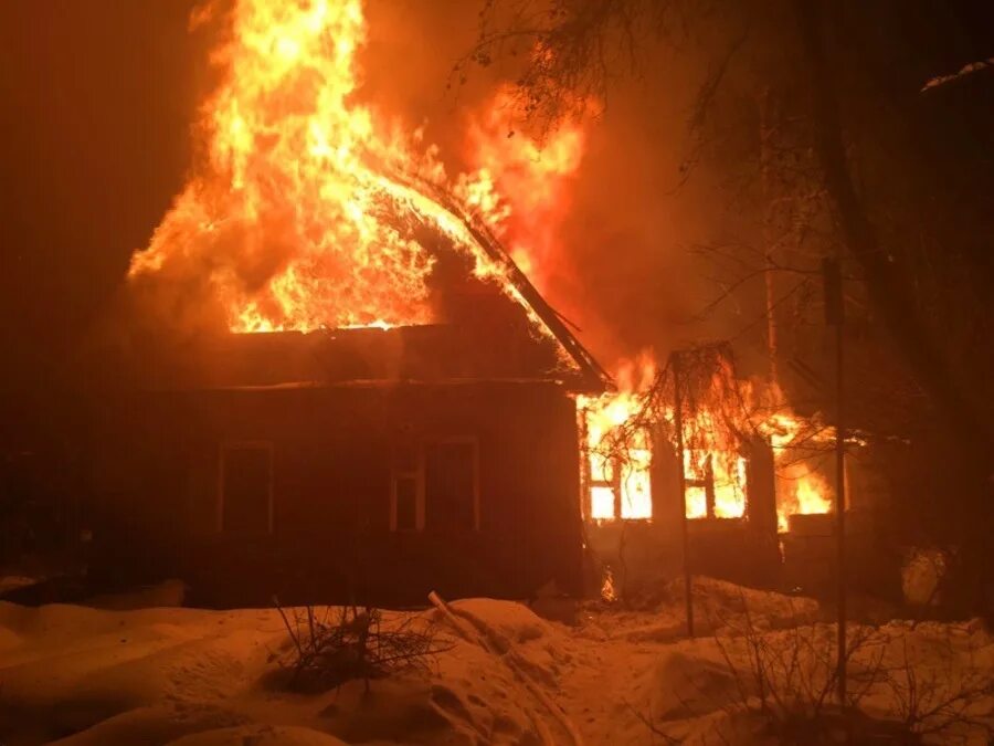 Дом в собственности сгорел. Горящий дом. Горящий дом зимой. Пожар в частном доме. Дом горит.
