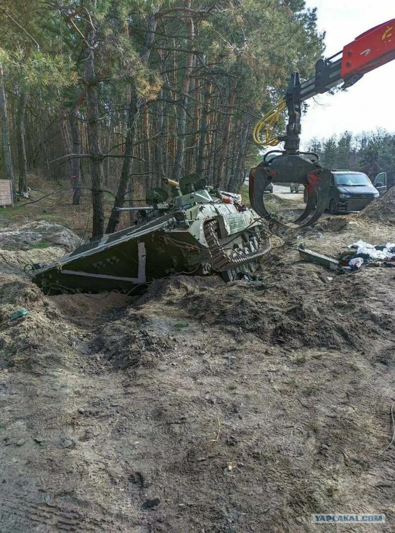 Танк всу расстрелял своих. Танк в упор расстрелял группу солдат. Танк всу расстрелял своих. Бмп 2 всу. Российский танк расстрелял украинский танк.