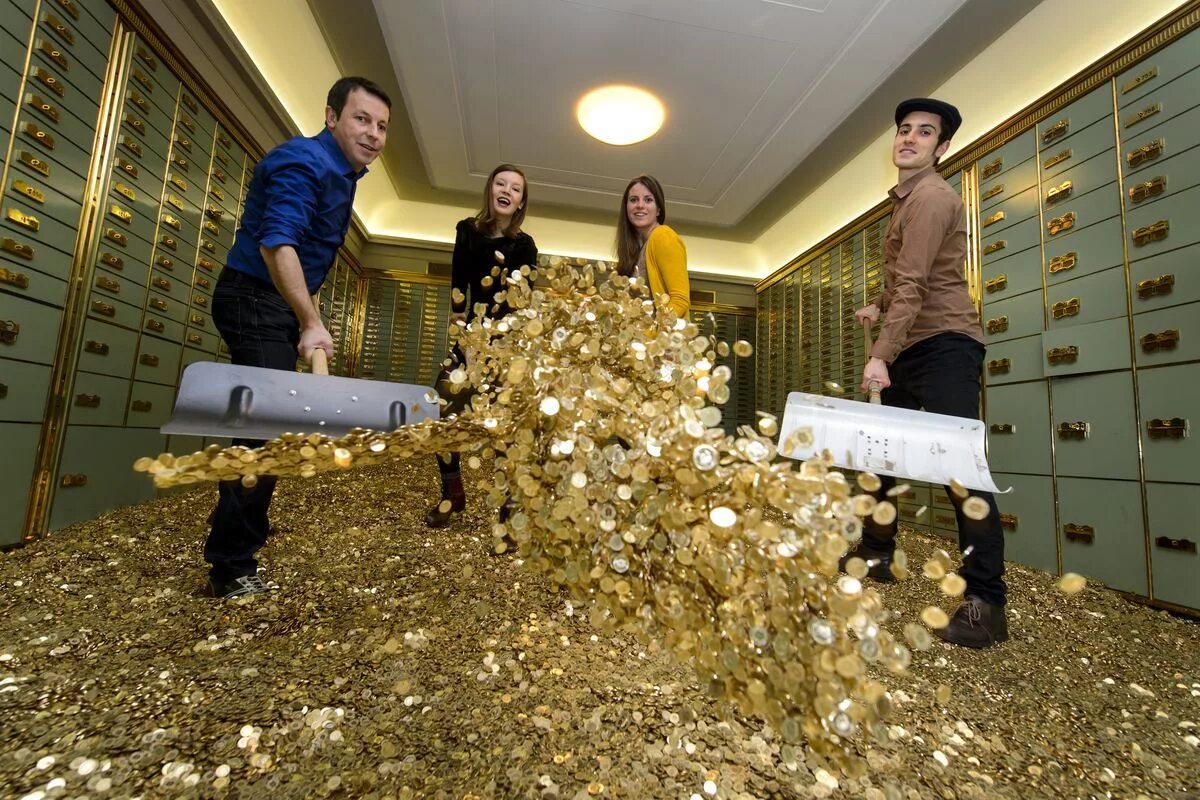 Банковское хранилище с деньгами. Большие деньги. Разбрасывает деньги. Комната с деньгами. Куча денег.