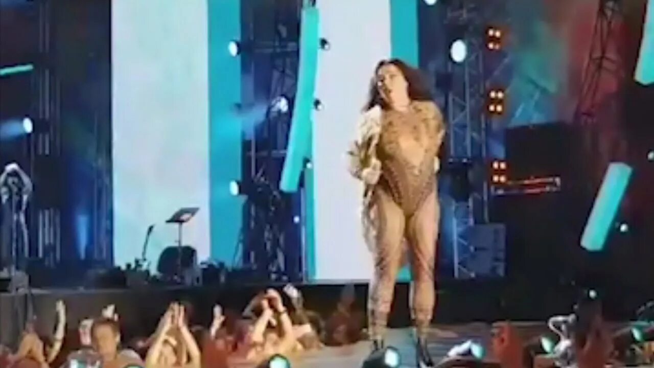 Милявская на вечеринке видео. Милявская на вечеринке видео. Лолита милявская стринги. Певица в шоу вечерний ургант. 57-летняя лолита милявская.