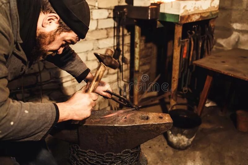 Кузнец делающий доспехи 7. Предметы сделанные кузнецом. вещи которые делали кузнецы. предметы которые может сделать кузнец. кузнец что можно изготовить.