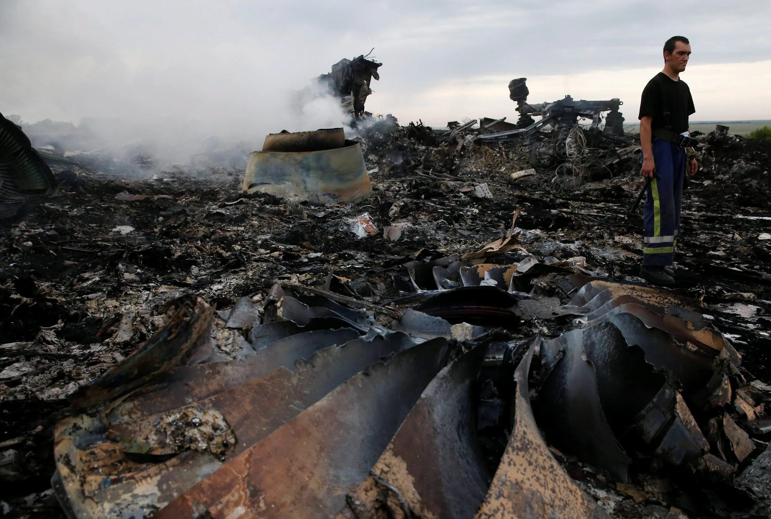 Крушение дело. Крушение малайзийского Boeing 777 над Донбассом. Катастрофа в Украине Боинг 777. Боинг 777 Малайзия черный ящик. Катастрофа Malaysia Airlines mh17.