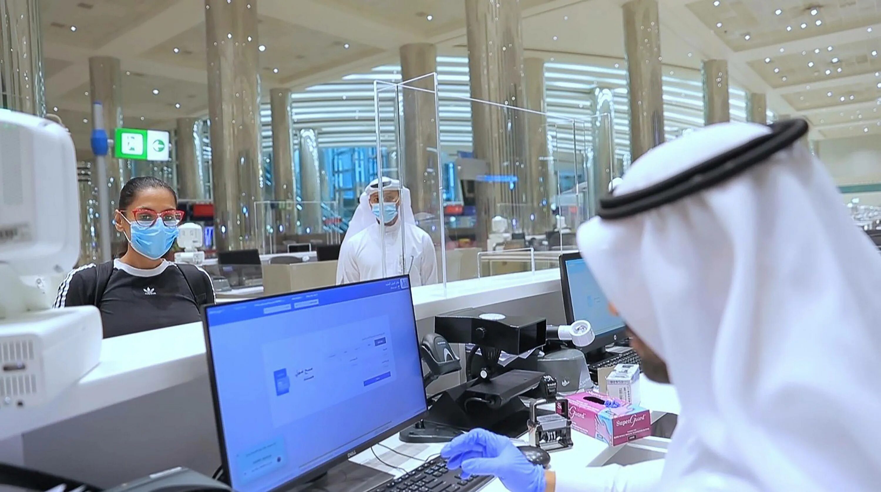 Паспортный контроль Абу Даби аэропорт. ОАЭ аэропорт Абу Даби. Абу Даби аэропорт и аэропорт Дубай. Дубай коронавирус.