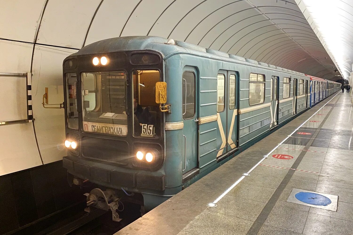Метро 25 октября. 10167 вагон метро. номерной 10167. 81-717 10167. метро 81-717.5 (лвзвм) № 10167 салон.