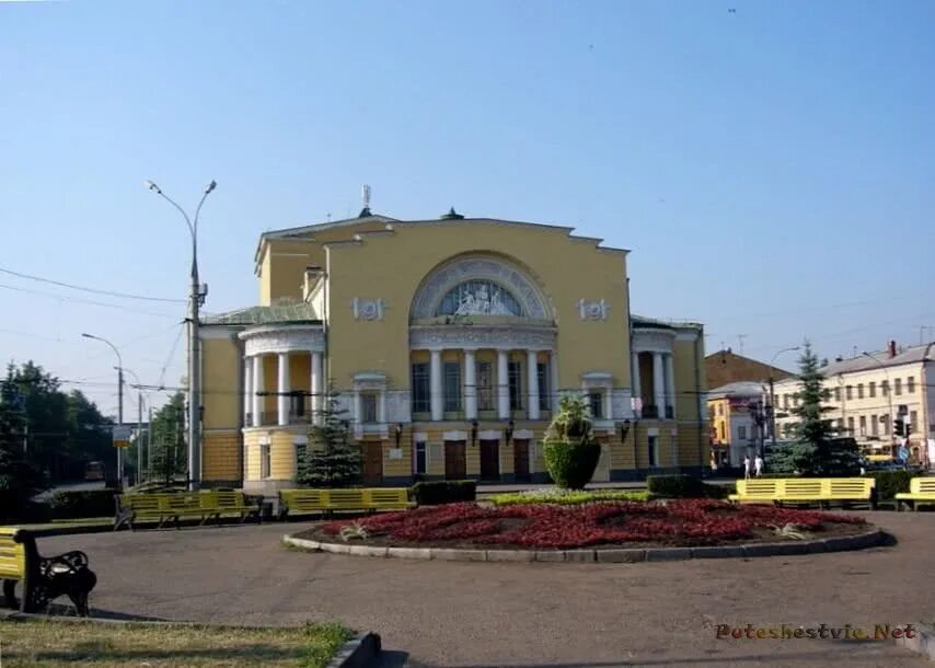 Театральная площадь ярославль. Ярославль площадь города. Волковская площадь. Волковский театр ярославль. Ярославль центральная площадь.