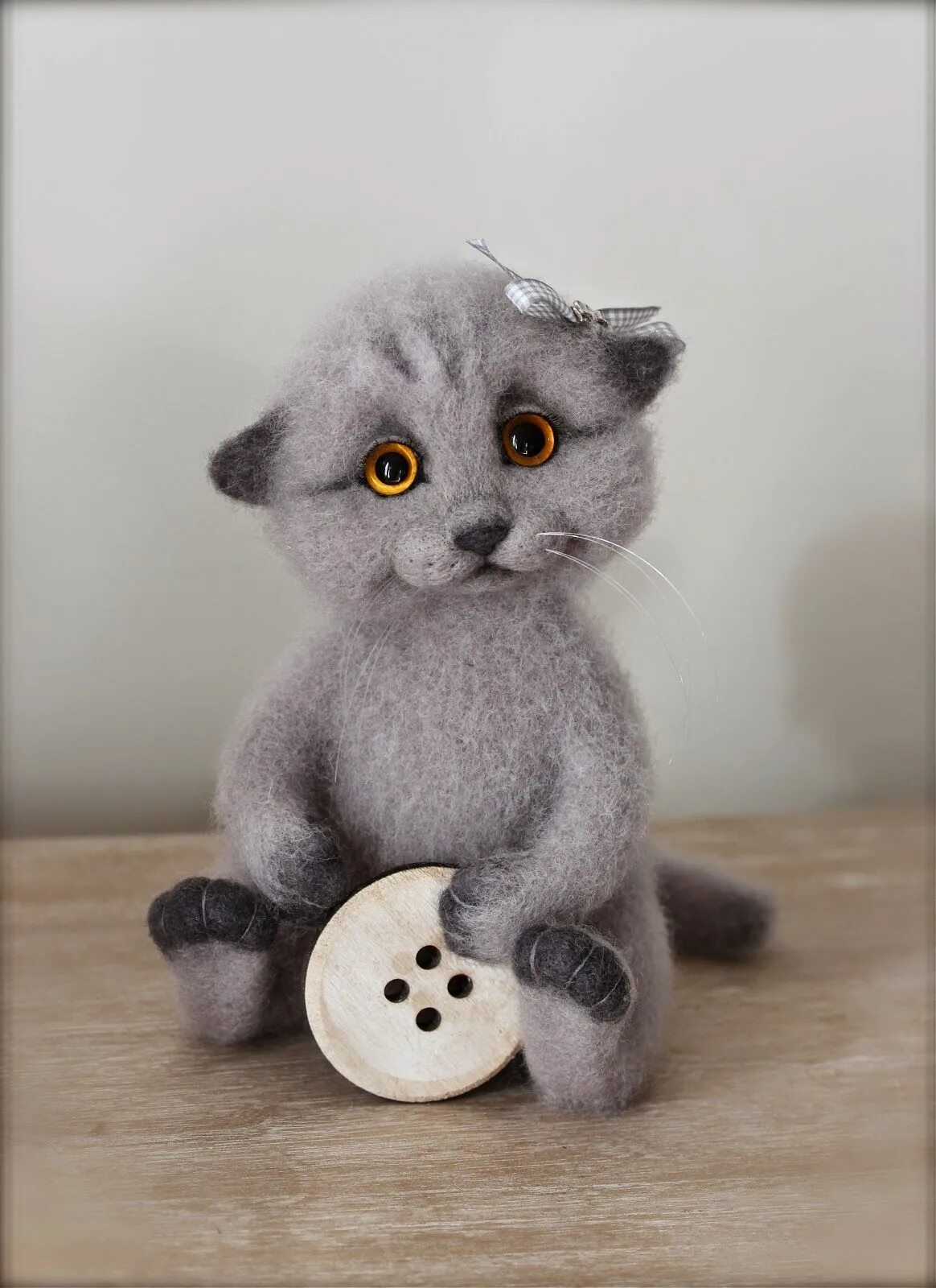 валяные игрушки. кот валяный из шерсти. кот валяный из шерсти. котик из шерсти для валяния. валяние из шерсти игрушки.