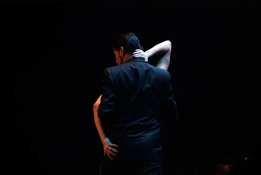 Танцующая пара в темноте. Мужчина и женщина в темноте. Пара танцует в темноте. Парень и девушка танцуют. Показалось в темноте