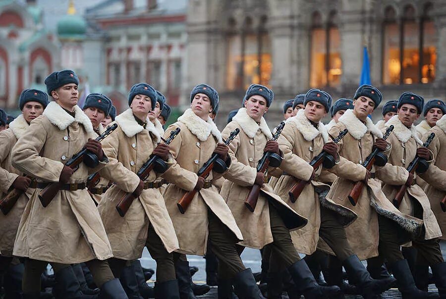 Песня солдаты на парад. Парад на красной площади 7 ноября 1941. Парад РККА 1941. Советские солдаты на параде. Марш солдат.