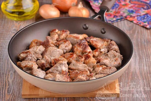Как вкусно пожарить мясо с луком. Мясо с луком на сковороде. жареная свинина на сковороде с луком. мясо на сковороде свинина с луком. свинина на сковороде с луком.