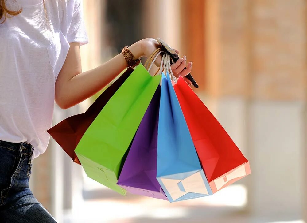 Мешок с покупками. Hand holding shopping Bag. Shopping Bag holding. Мешок покупки купить