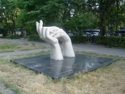 Памятник рука