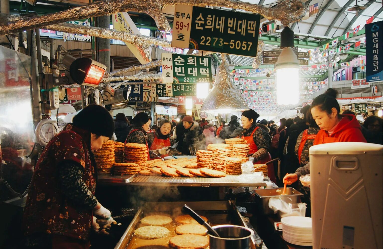 Где поесть в сеуле. Южная корея стрит фуд. сеул стрит фуд. gwangjang market сеул. корейский фаст фуд в сеуле.