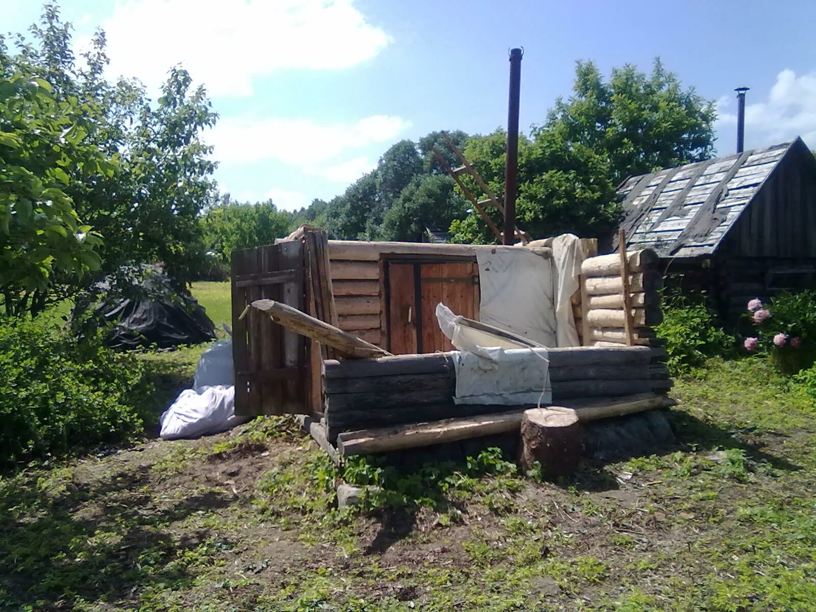 Снос старой бани. Демонтаж старой бани. восстановление старой бани. переделка старой бани из бревен. демонтаж дома из бревна.
