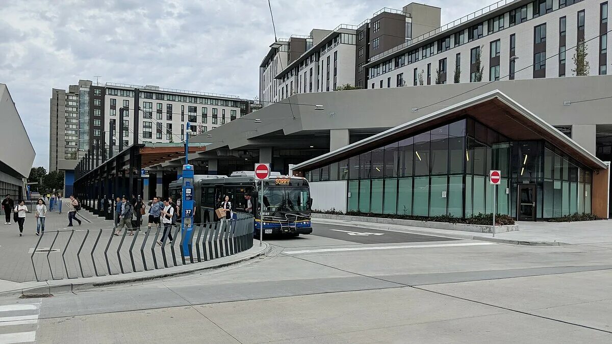 Cold bus terminal. Хельсинки автобусный вокзал кампи. автовокзал terminal. хельсинки автовокзал проект.