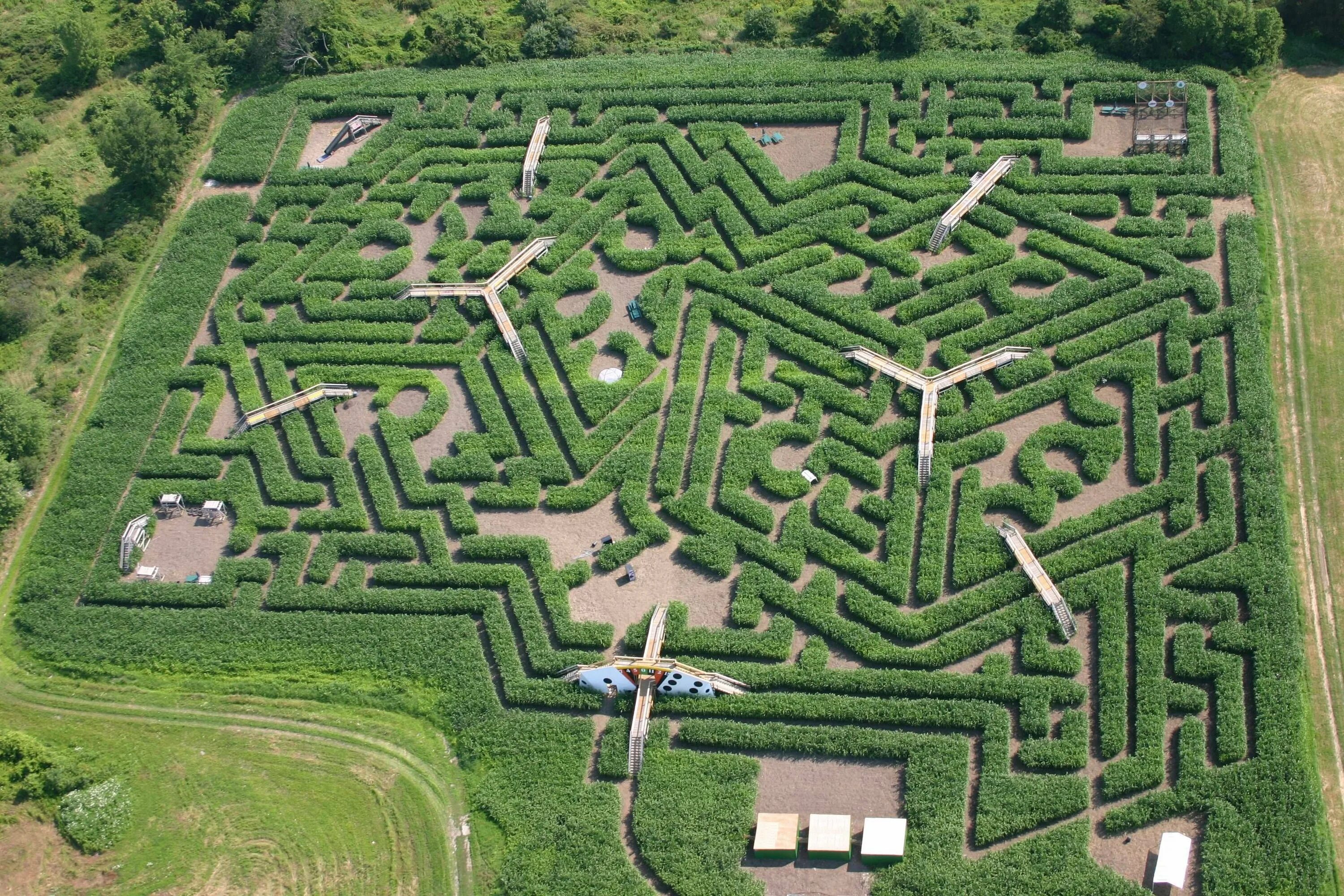 Лабиринт закрывается. Лабиринт Лонглит (Longleat Hedge Maze), Англия, Великобритания. Лабиринт Davis' Mega Maze. Лабиринт Pineapple Garden Maze. Сад Лабиринт Вудсток.