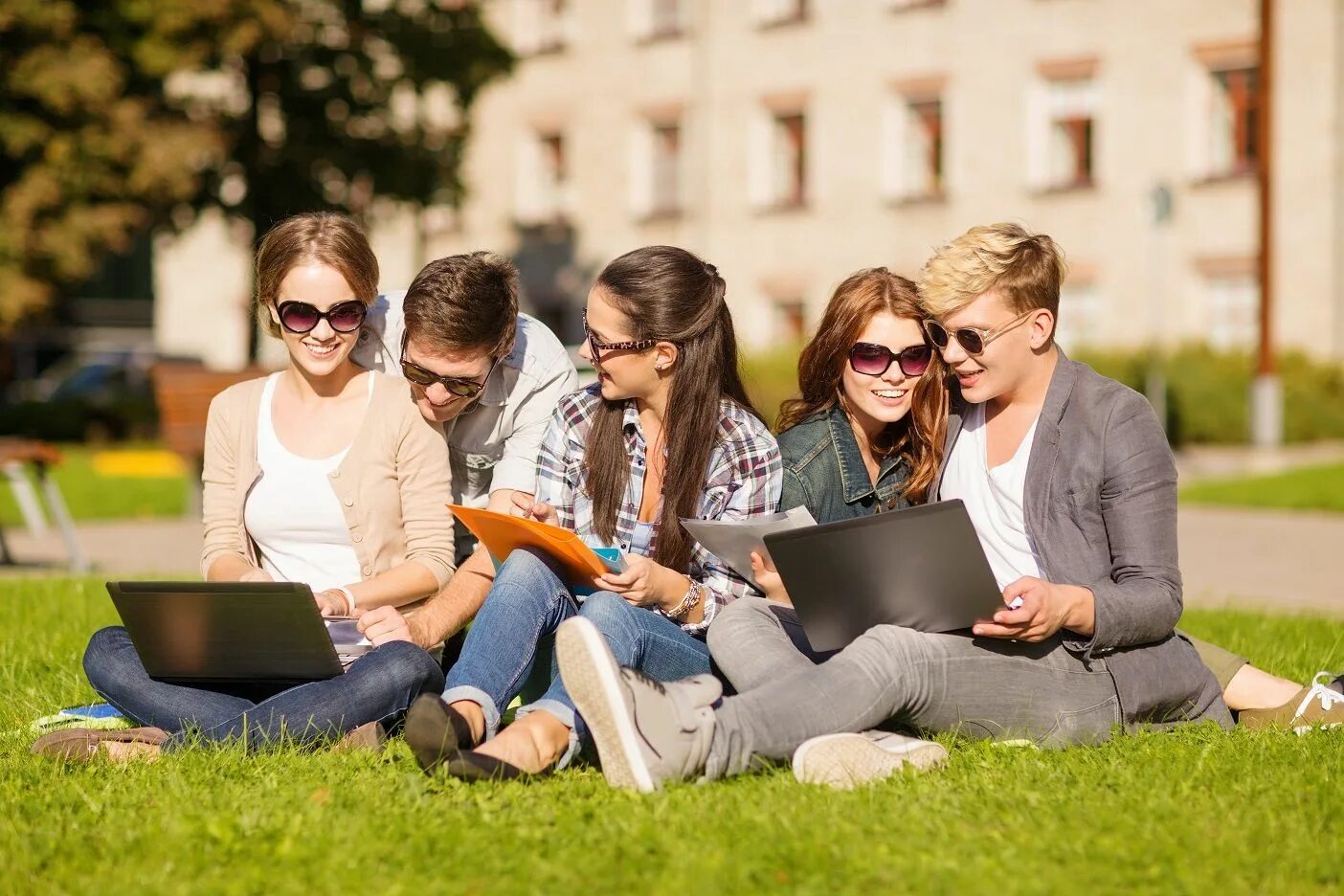 Молодежь с ноутбуками. Молодежь с ноутбуками в парке. Студенты. Человек с ноутбуком в парке.