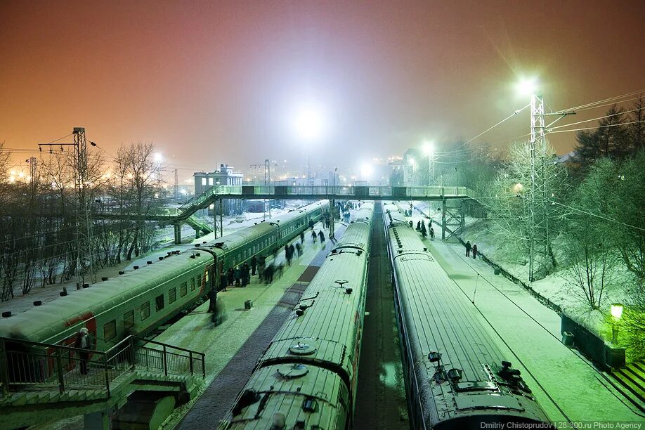 Мурманск железная дорога. Железнодорожный вокзал Мурманска ночью. ЖД вокзал Мурманск ночью. ЖД вокзал Мурманск зима. Мурманск (станция).