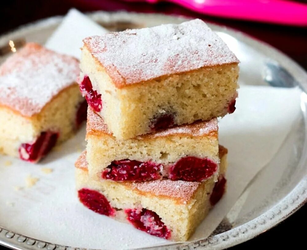 Бисквит с вишней. Торт шоколадный бисквит с вишней. Постный торт с вишней. Бисквитный пирог с вишней. Бисквит с вишней.