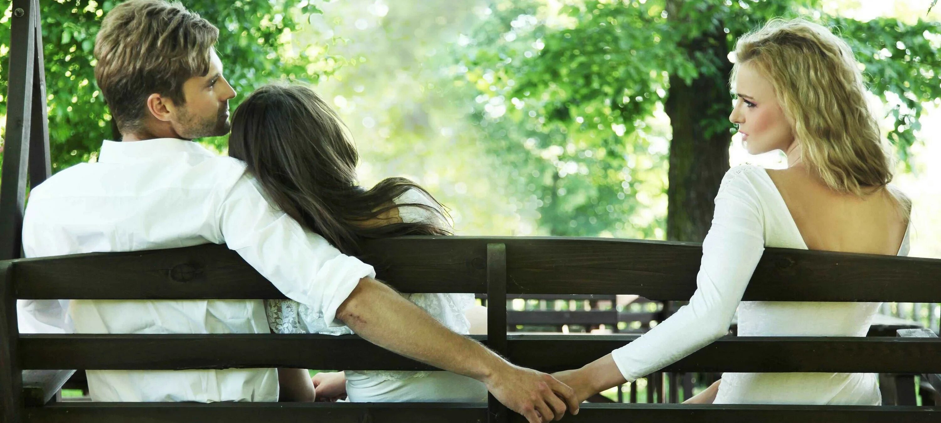 человек обманывает другого. обманутый парень. девушка флиртует. молодой человек обманывает. люди лгут друг другу.