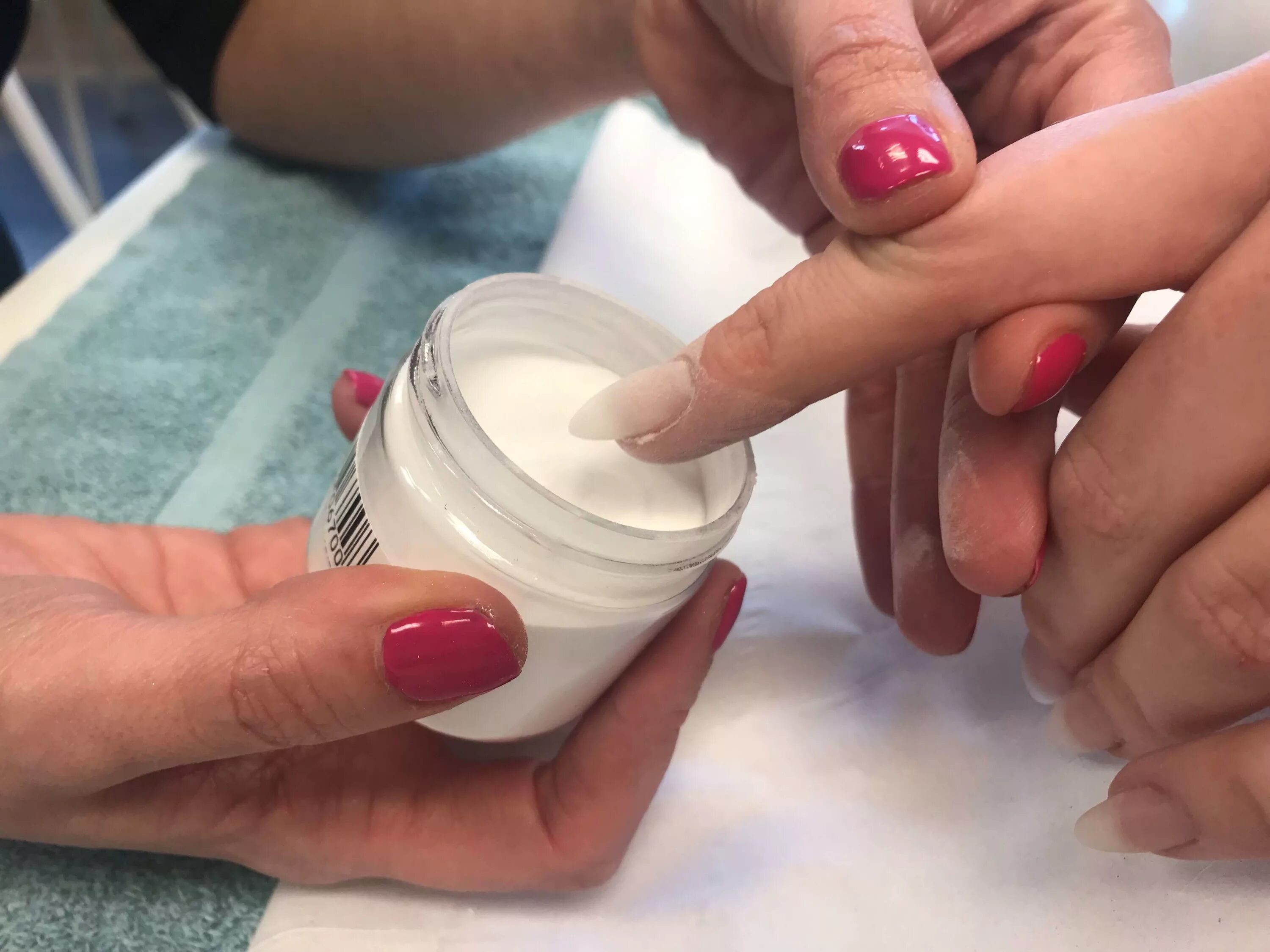 Пудра для ногтей как пользоваться. Dip powder для ногтей. маникюр гель пудрой. гель-пудра для ногтей. маникюр с акриловой пудрой.