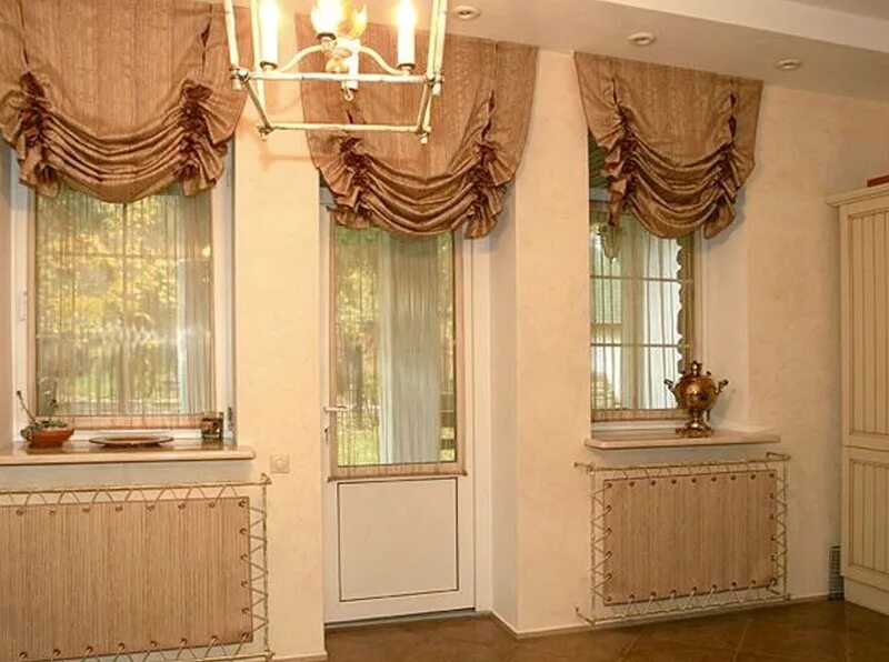 Шторы на эркерное окно. Тюль на панорамное окно. Тюль в частном доме. Тюль в частном доме. Шторы в деревянном доме.