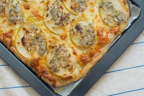 Пицца из слоеного теста с огурцами