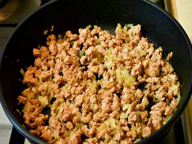 Как пожарить фарш с луком. Обжаренный фарш с луком. фарш мясной с луком. жареный куриный фарш. фарш на сковороде.