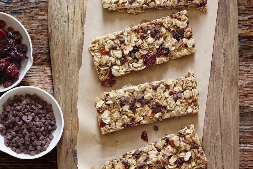 Гранола в домашних условиях в духовке. Фитнес батончики гранола. Granola Bar мюсли. Протеиновый батончик мюсли. Батончики для перекуса.