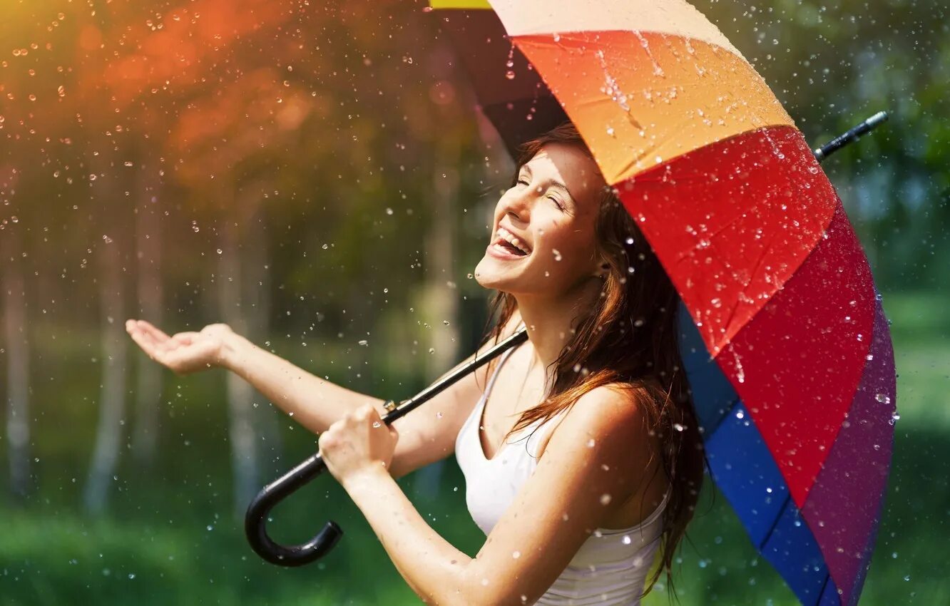 Оптимисты читать. Девушка с зонтом. Позитивная девушка. Радость жизни. Девушка под дождем.