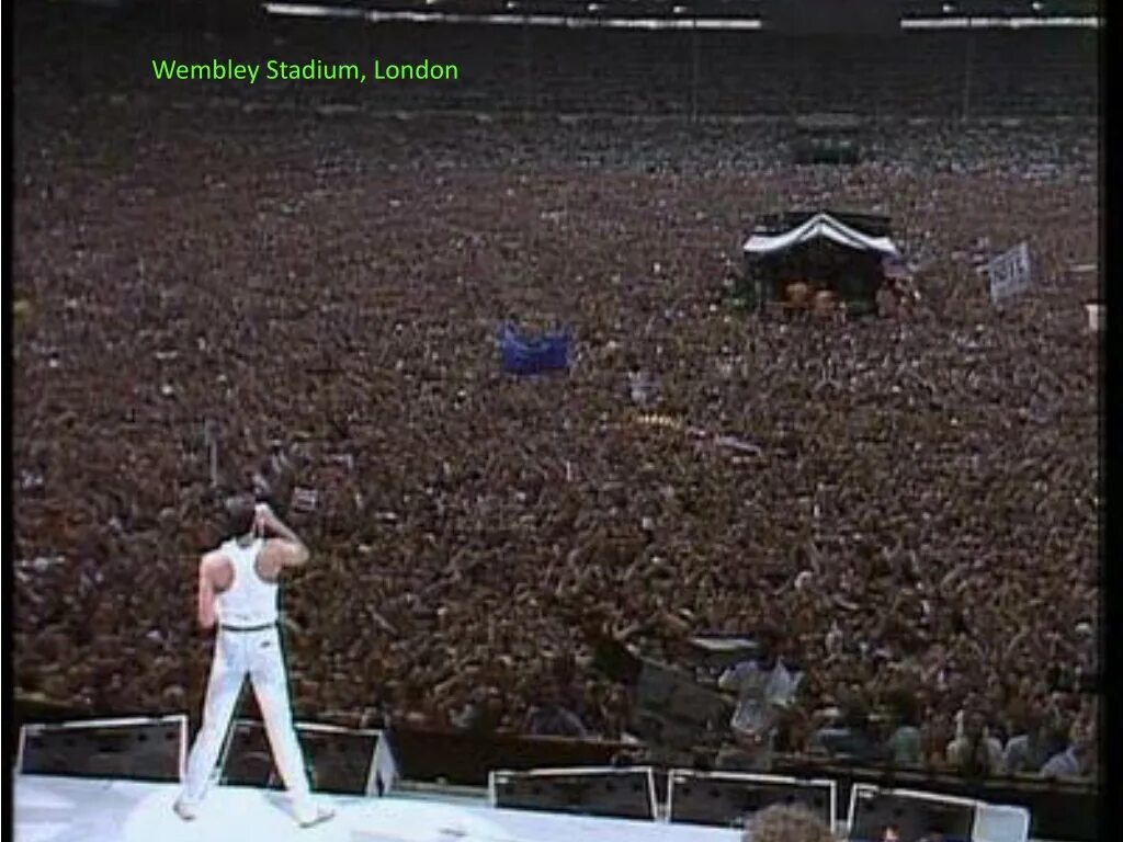 Фредди стадион уэмбли. Группа Квин Уэмбли. Фредди Меркьюри концерт на стадионе Уэмбли 1985. Концерт Фредди Меркьюри на стадионе Уэмбли. 13 Июля 1985 концерт Live Aid.