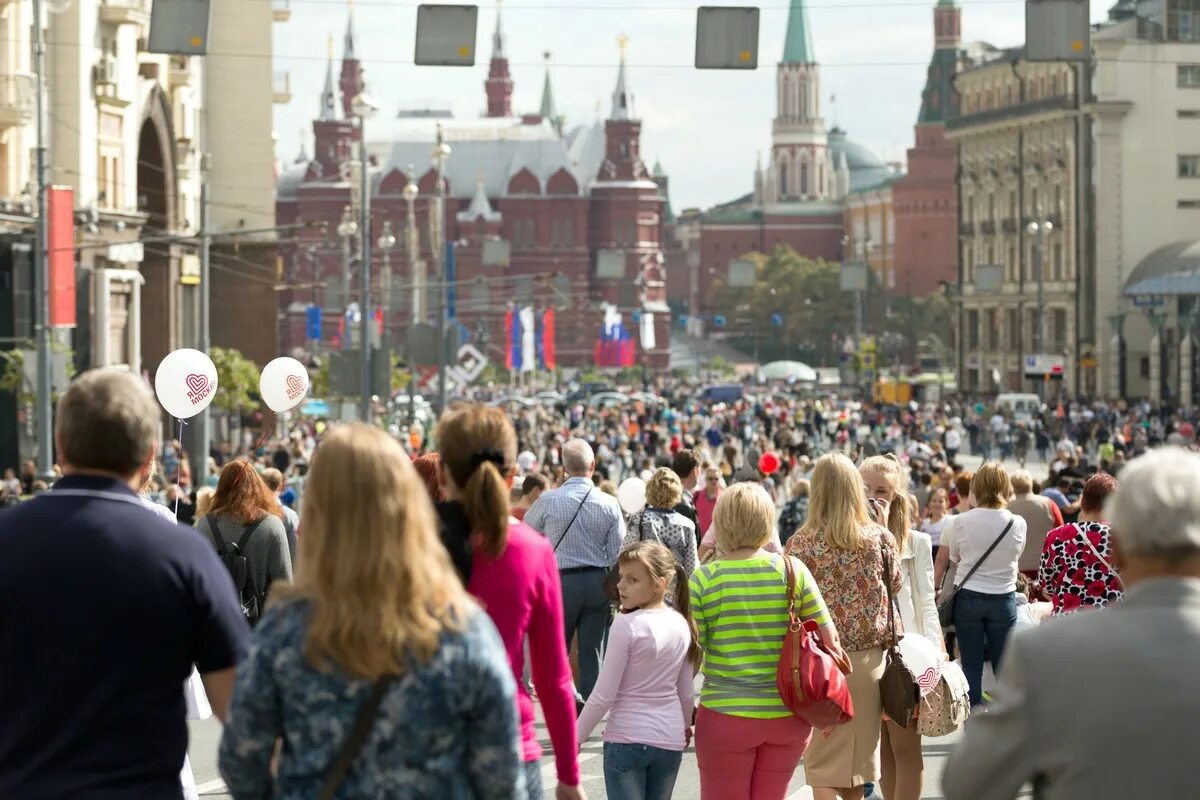 Не последние люди в городе. Москва люди. Люди на улицах Москвы. Много людей на площади. Жители Москвы.