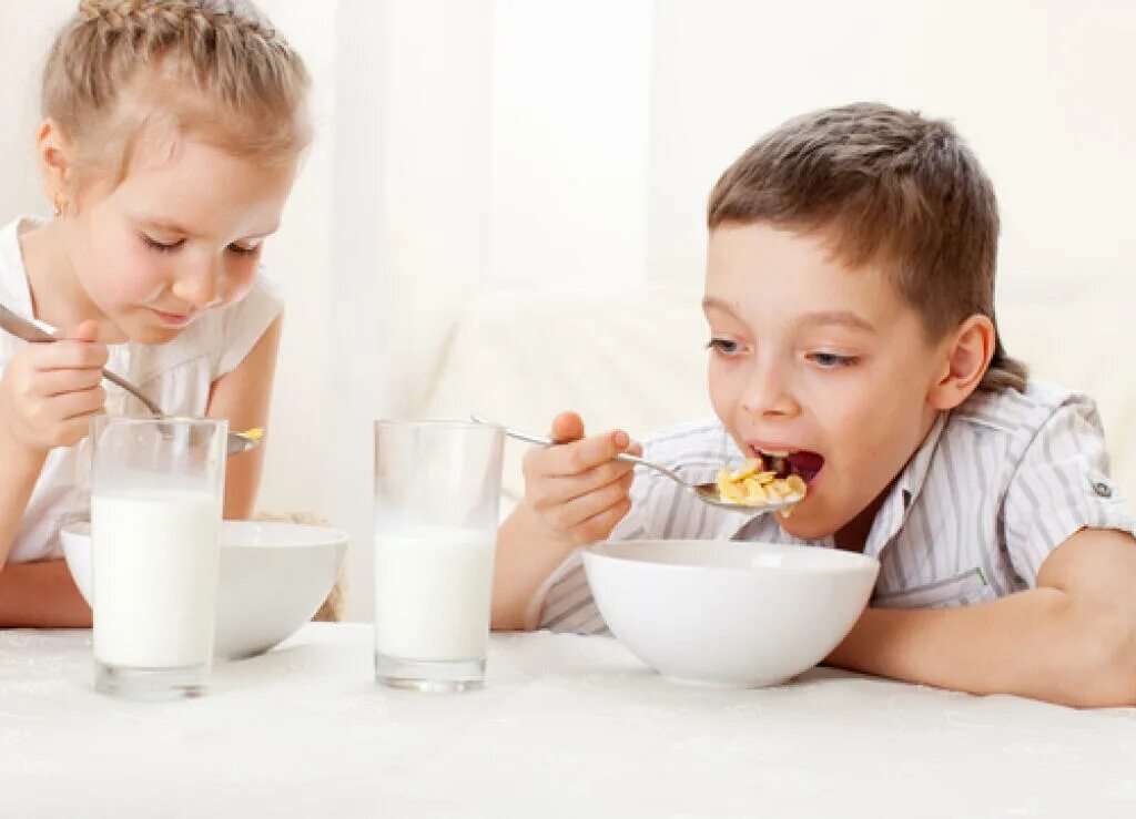 Молоко семейное. Семья молоко. Молоко на завтрак картинки для детей. Ребенок ест хлопья с молоком. Завтрак с молоком детский