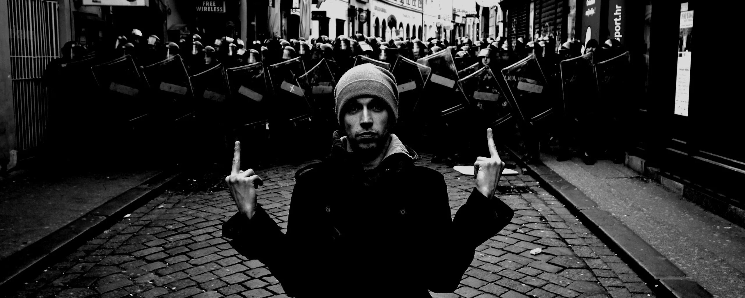 Пошел против системы. Против системы картинки. один против системы. личность против системы. против системы арт.