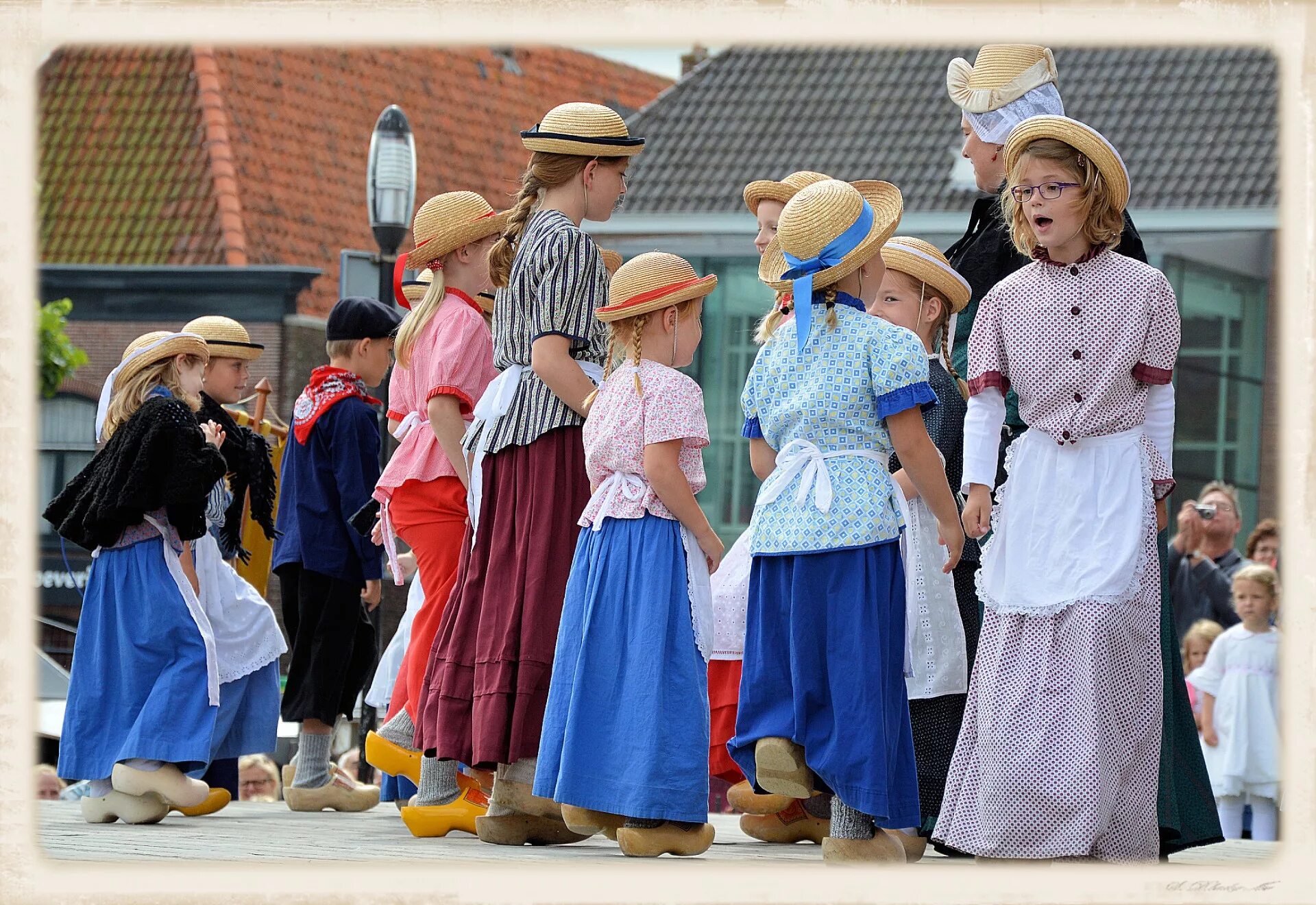 Нидерланды исторические костюмы. Традиции Нидерландов. Жители Фрисландии. Голландия традиции. History and traditions