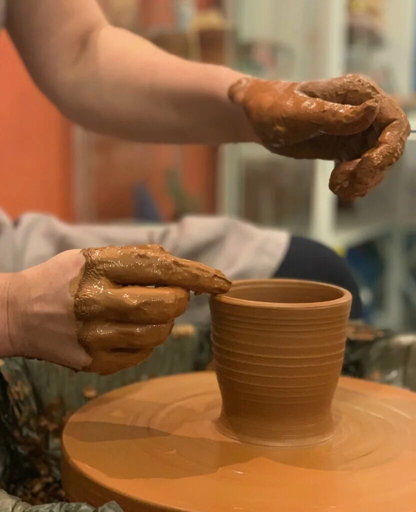 мастерская гончара. музей гончарная мастерская античная горгиппия. британской мастерской гончара бернарда лича. гончар керамист узбекистан. мастерская керамики гончарный круг.