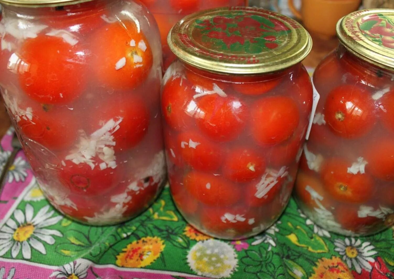 Помидоры на зиму самый вкусный снегом. Помидоры в снегу. Помидоры под снегом с чесноком. Помидоры в снегу на зиму. Помидоры под снегом с чесноком на зиму.